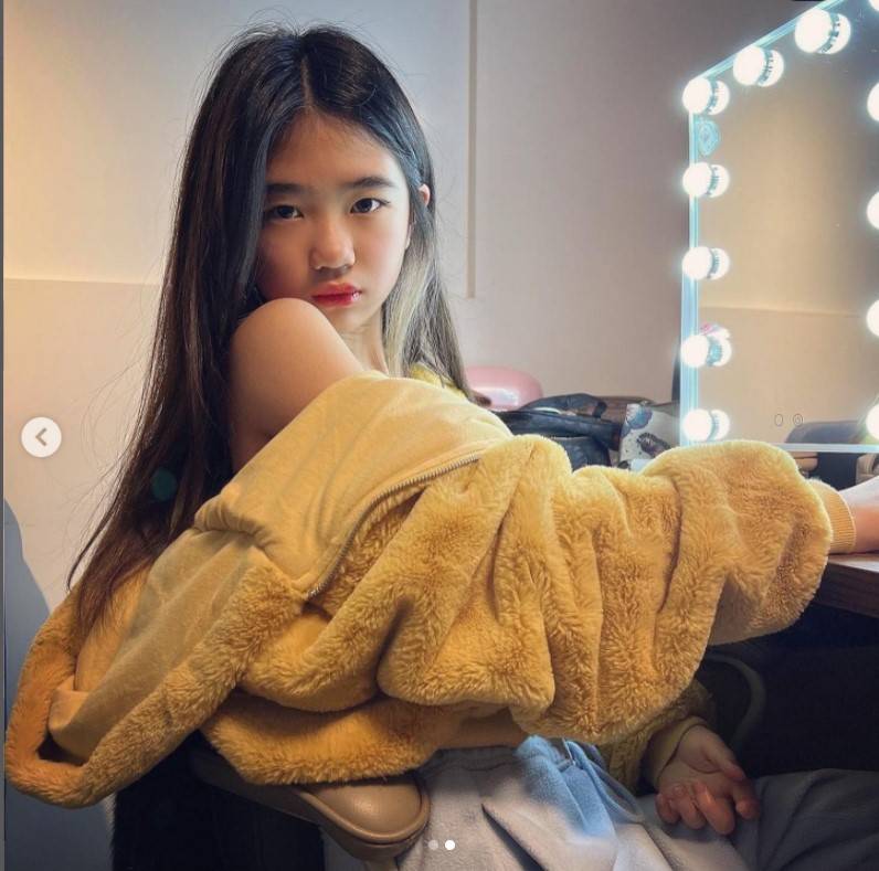 曹格晒女儿近照 11岁Grace长发披肩青春洋溢 