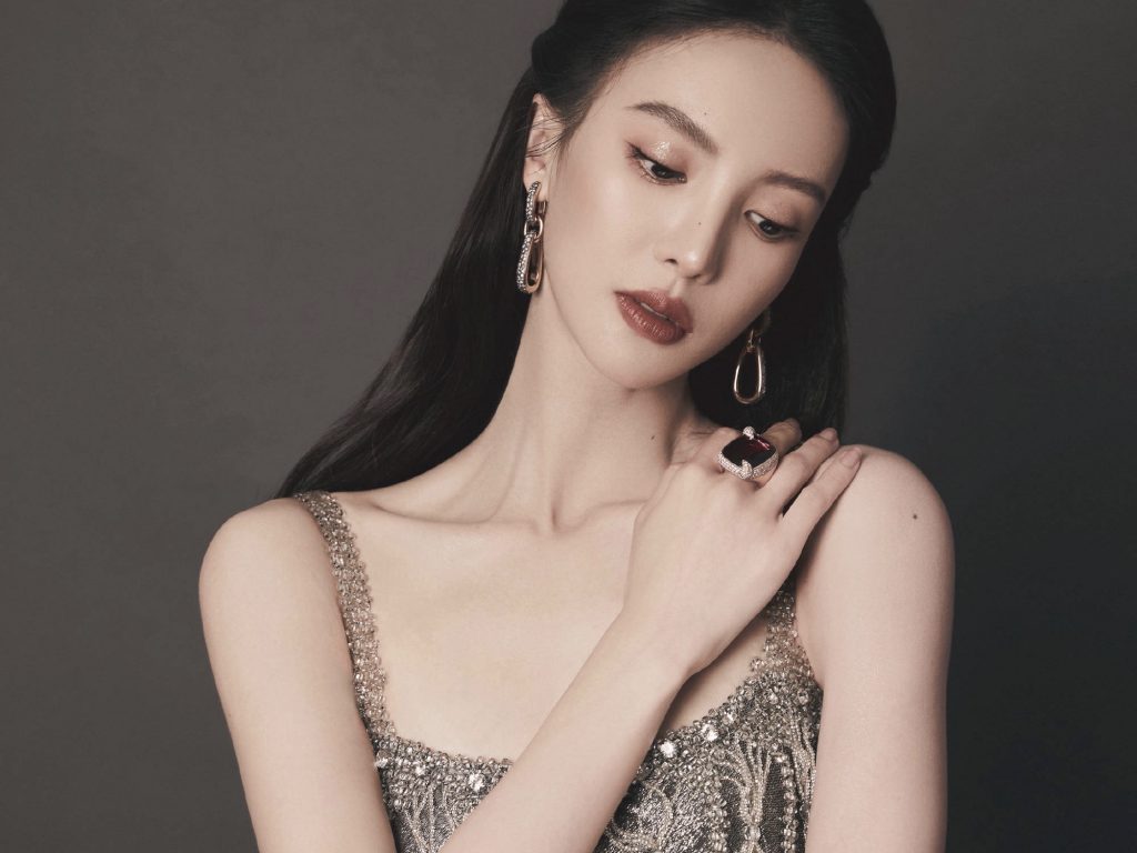 金晨穿流珠长裙秀“事业线” 明媚动人 