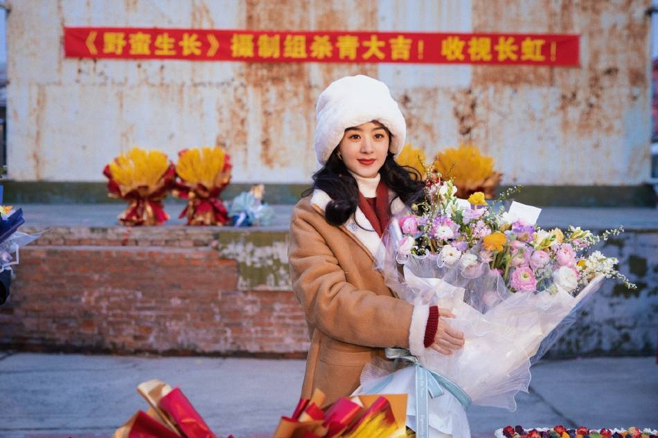 赵丽颖新剧杀青照曝光 抱鲜花恬静美好 