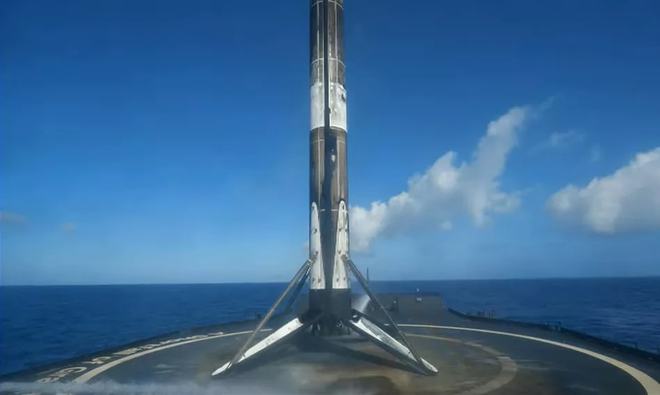 12手火箭达成：SpaceX 53颗星链卫星搭载猎鹰9号发射成功