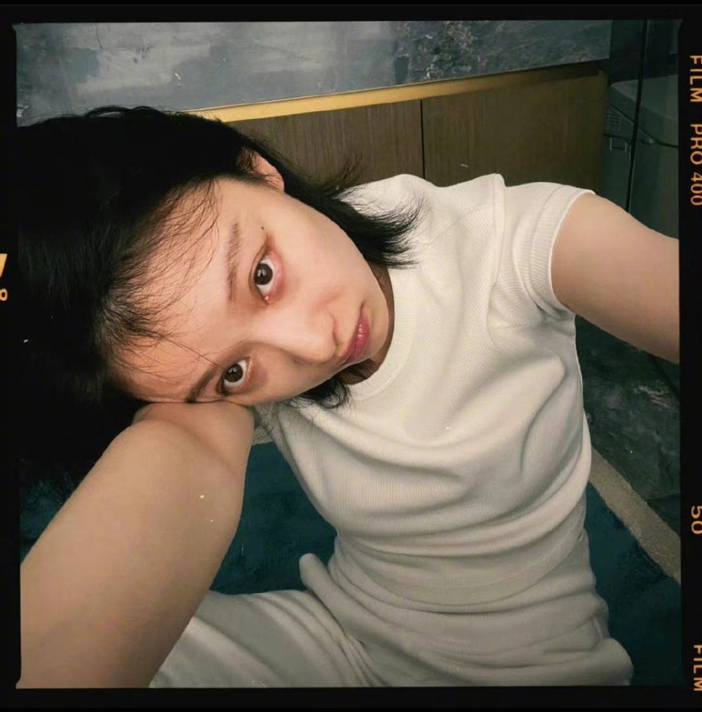 倪妮久违晒露脸照 穿运动装秀长腿马甲线 