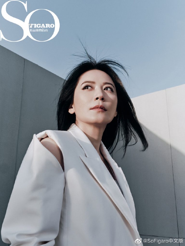 俞飞鸿质感光影大片释出 淡妆出镜气质优雅 