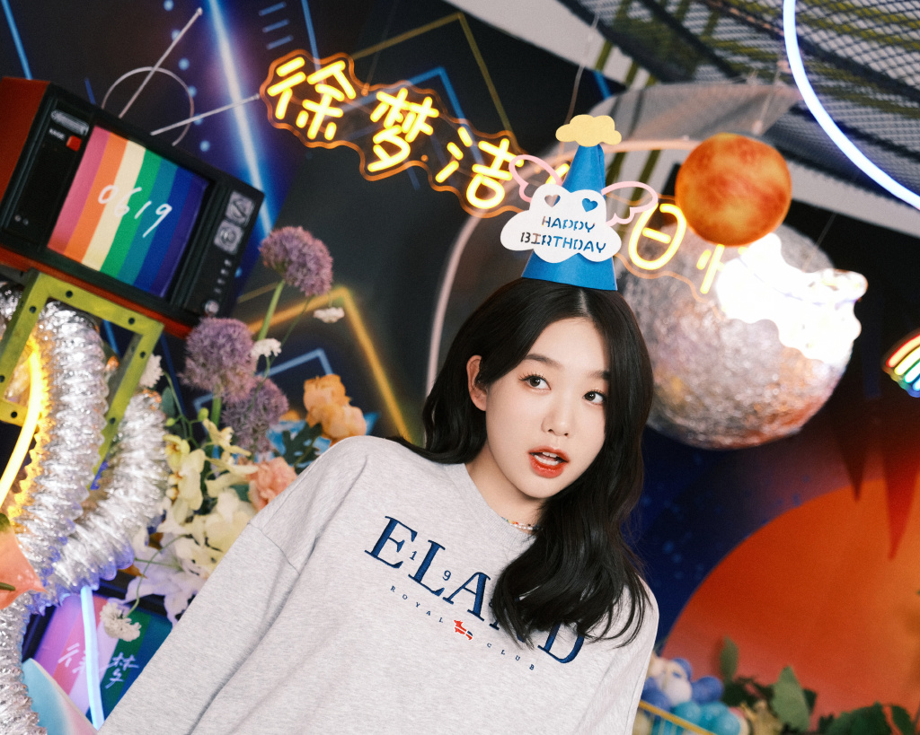 徐梦洁晒生日照 孟美岐宋妍霏等到场祝福 