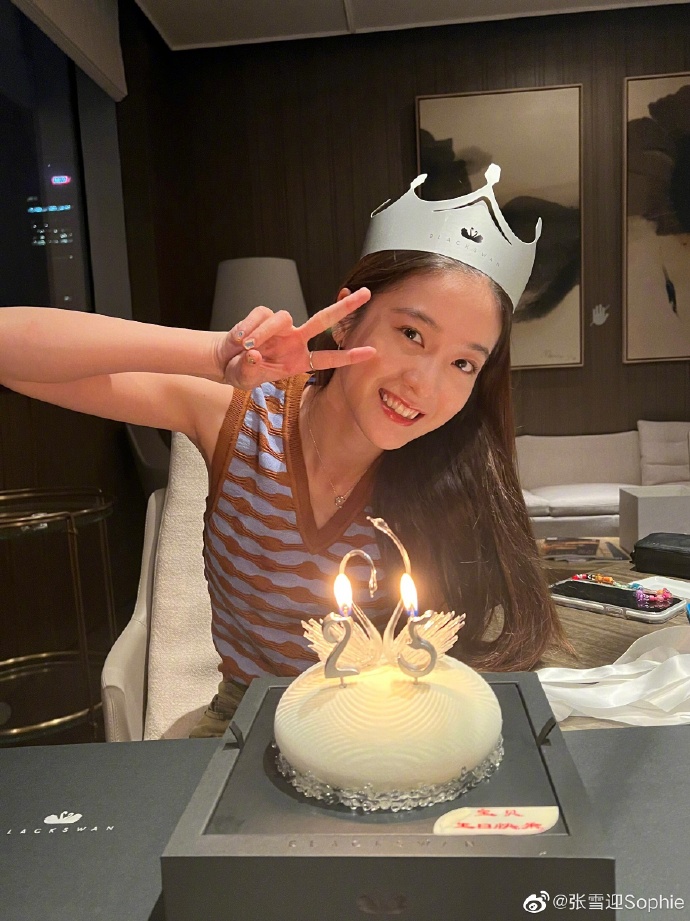 张雪迎晒25岁生日照 对镜甜笑比耶状态超好 