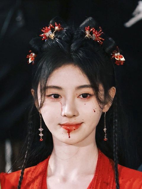 鞠婧祎《仙剑四》杀青路透，长发披肩红衣美艳 