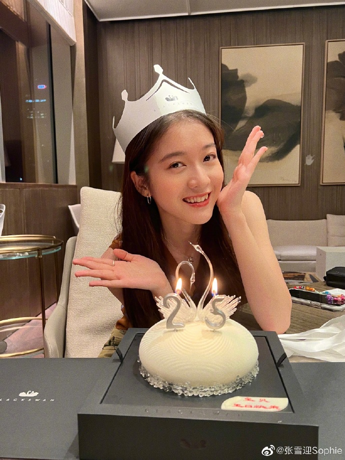 张雪迎晒25岁生日照 对镜甜笑比耶状态超好 