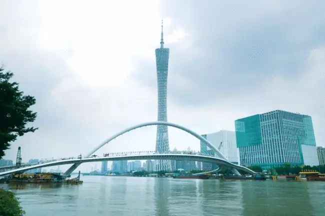 下班高峰期广州市区有中到大雨，夜间有大到暴雨
