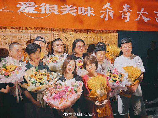 影版”爱很美味”杀青 李纯张含韵王菊三姐妹发图纪念