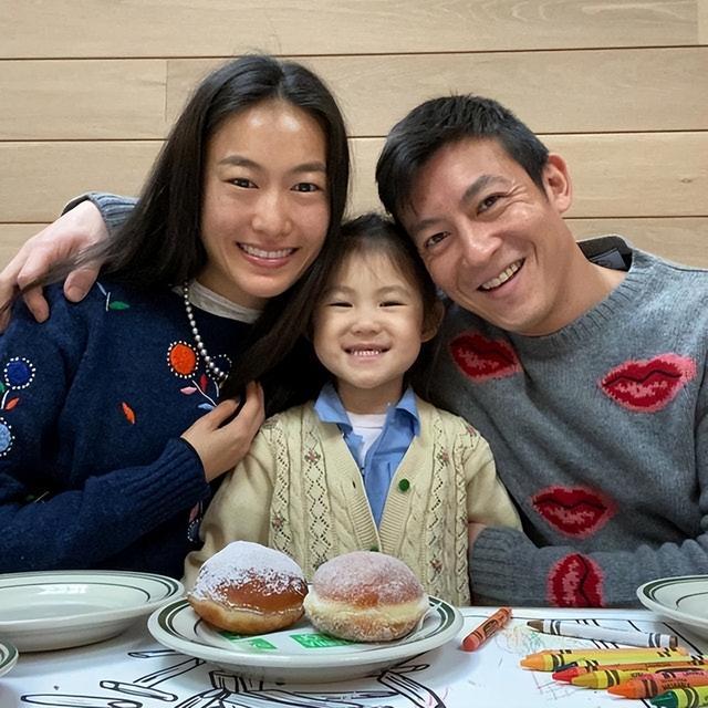 陈冠希晒全家游迪士尼照片 5岁女儿做鬼脸可爱俏皮 