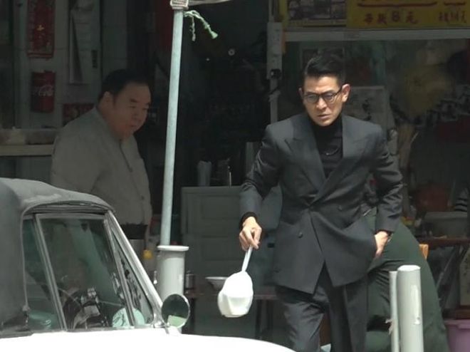 刘德华新戏开机，大热天穿冬装与三影帝对戏 
