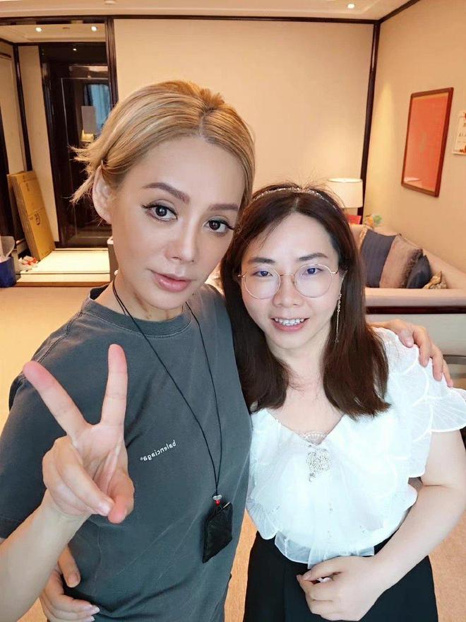 宁静女王式追星 与作家一度君华同框称其是自己偶像 