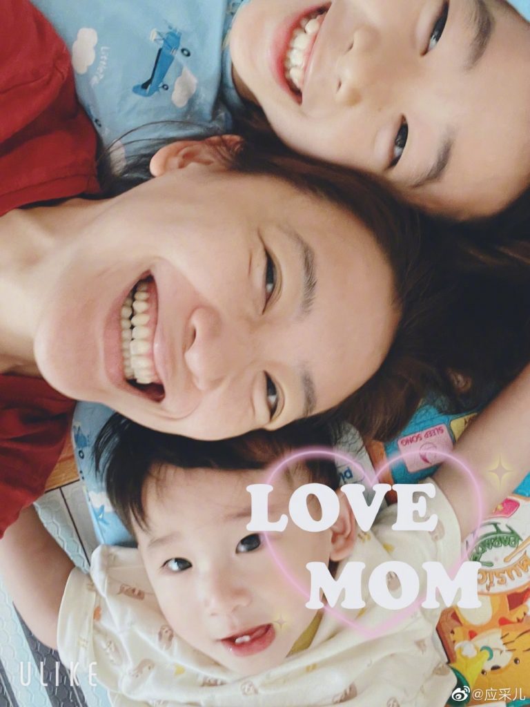 应采儿带俩儿子出门 Jasper帅气Hoho可爱 