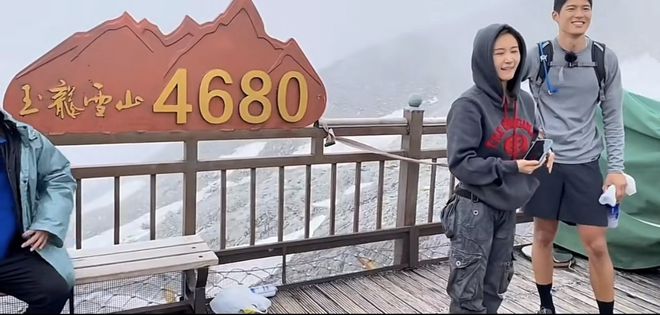 王子文吴永恩爬雪山录综艺，合影时甜蜜相依 