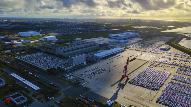 特斯拉中国第三季度大量出口，上海码头堆满了 Model Y 