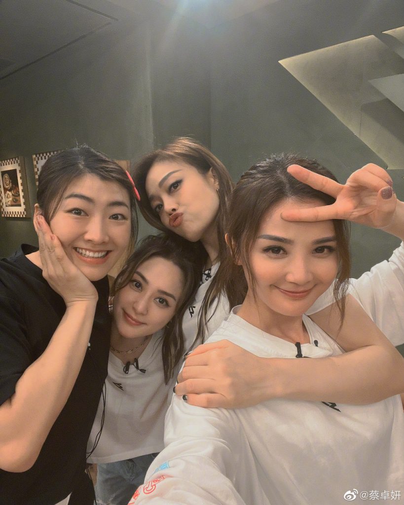 姐妹来啦！Twins与容祖儿等亲密贴脸自拍