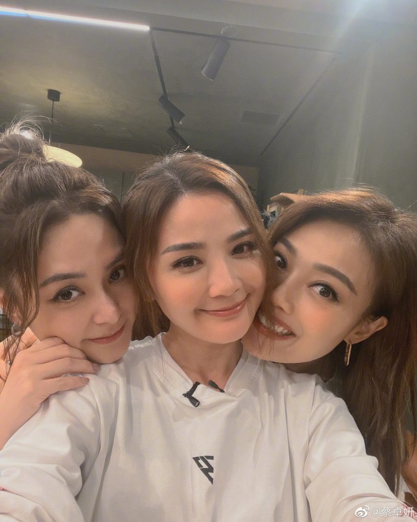 姐妹来啦！Twins与容祖儿等亲密贴脸自拍