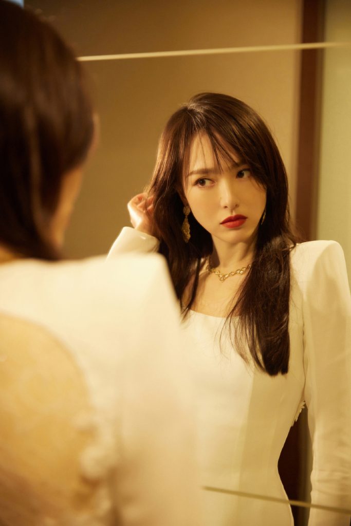 唐嫣穿干练白裙发丝飞扬 眼神霸气似女王