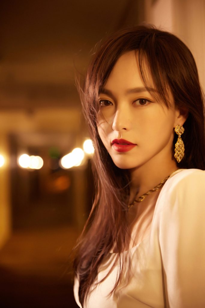 唐嫣穿干练白裙发丝飞扬 眼神霸气似女王