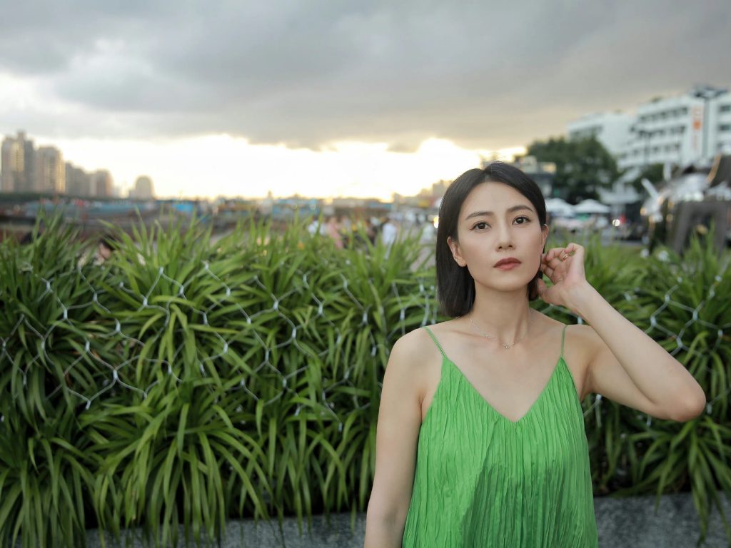 高圆圆穿绿色吊带V领连衣裙 剪短发清爽干练 