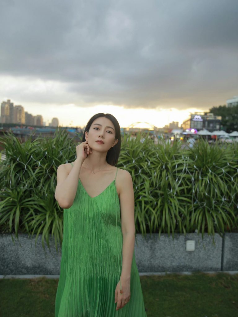 高圆圆穿绿色吊带V领连衣裙 剪短发清爽干练 