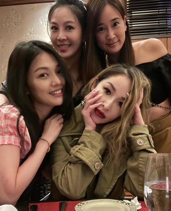 萧亚轩43岁生日好友晒照为其庆生 妆容浓艳状态佳 