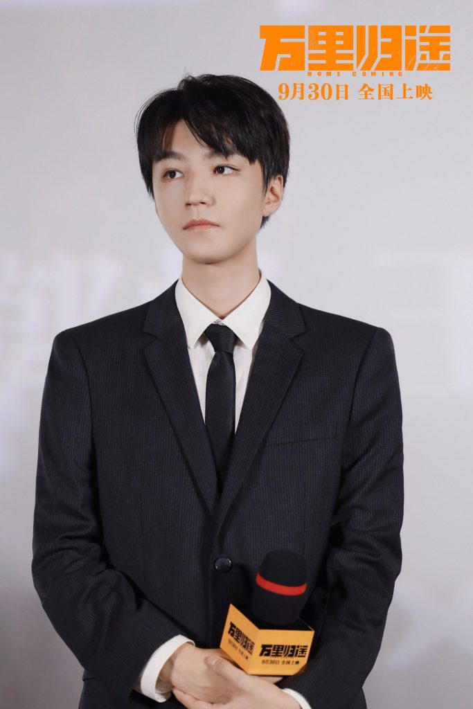 《万里归途》首映口碑获赞,还原外交官撤侨幕后 被张译戳中泪点,观众:真实代入,又震撼又感动