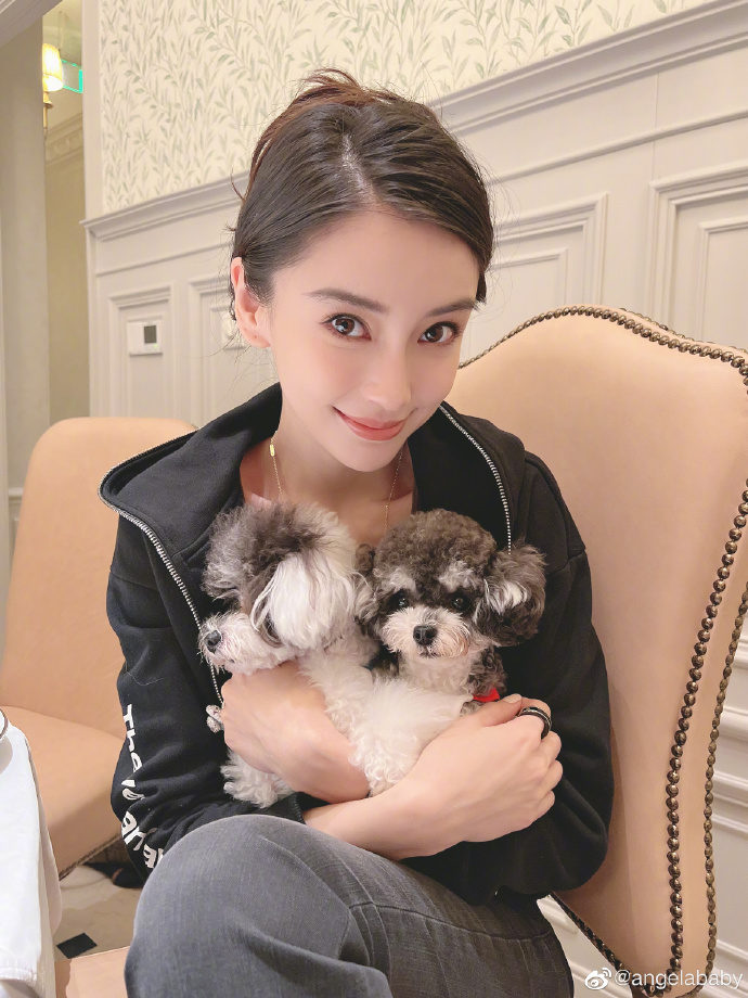 Baby怀抱两只狗狗拍照 妆容精致甜美又温柔 