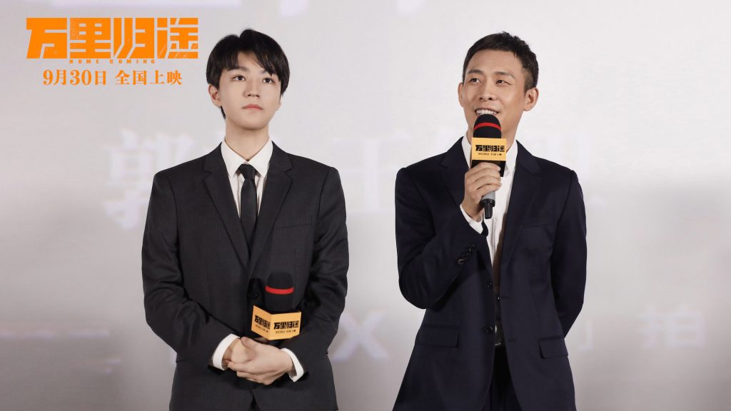 《万里归途》首映口碑获赞,还原外交官撤侨幕后 被张译戳中泪点,观众:真实代入,又震撼又感动