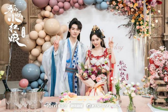 杨幂新剧剧组晒庆生照 与龚俊同框男帅女美画面养眼 