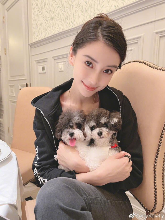 Baby怀抱两只狗狗拍照 妆容精致甜美又温柔 