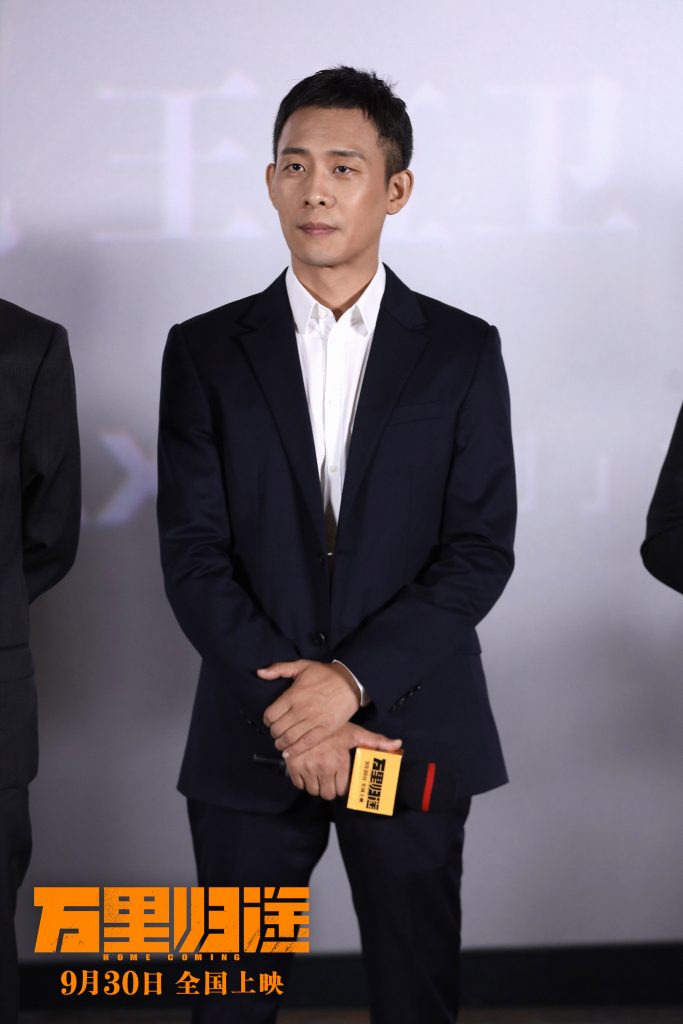 《万里归途》首映口碑获赞,还原外交官撤侨幕后 被张译戳中泪点,观众:真实代入,又震撼又感动