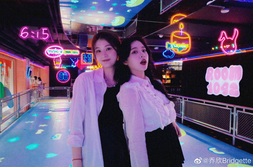 乔欣晒与欧阳娜娜合照 美女可爱贴贴超养眼 