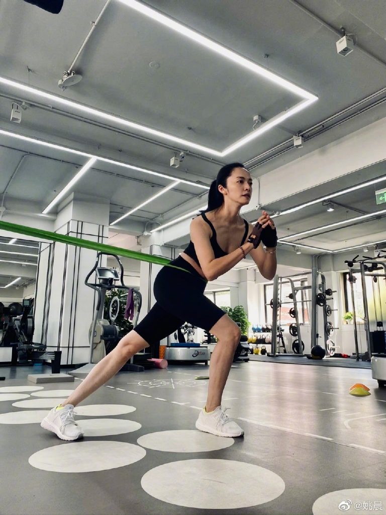 姚晨晒健身房锻炼照 拉伸举铁跳格样样精通 