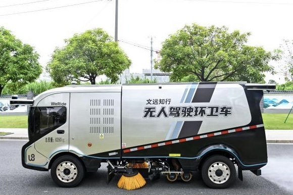 广州全无人驾驶环卫车“上岗”，每天不间断“扫街”19小时 