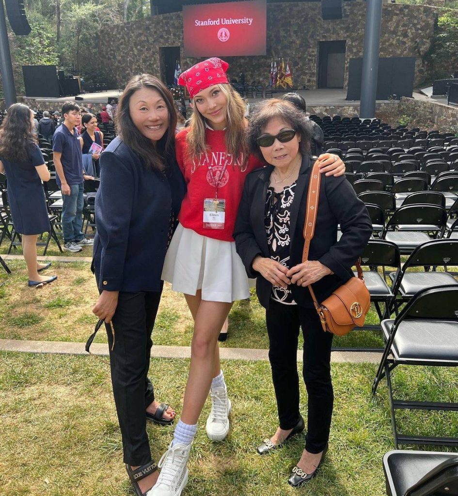 谷爱凌开学照曝光 与妈妈奶奶亲密合影 