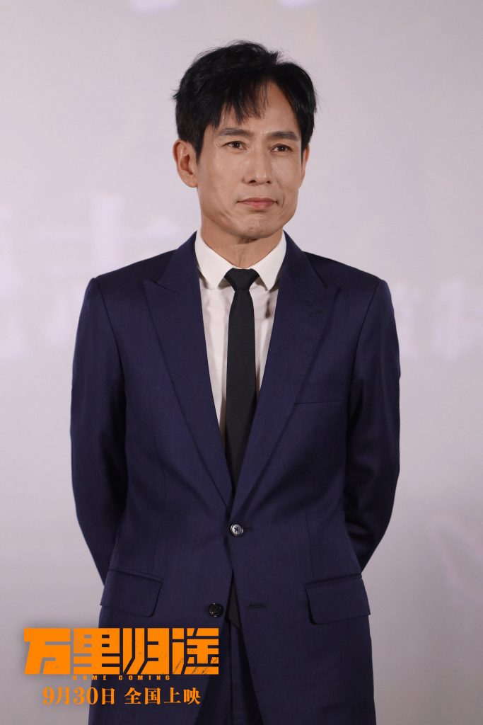 《万里归途》首映口碑获赞,还原外交官撤侨幕后 被张译戳中泪点,观众:真实代入,又震撼又感动
