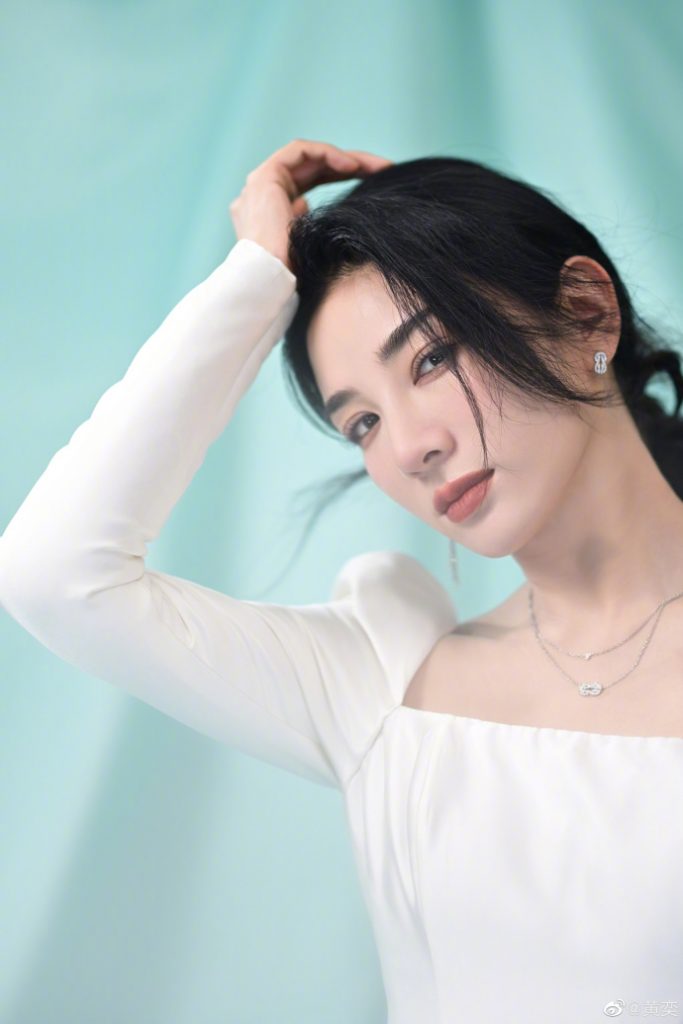  黄奕分享生日照状态好 穿银色束腰裙秀身材