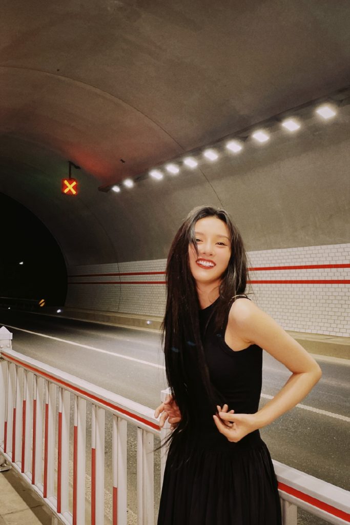宋祖儿晒写真花絮照 笑容甜美气质优雅 