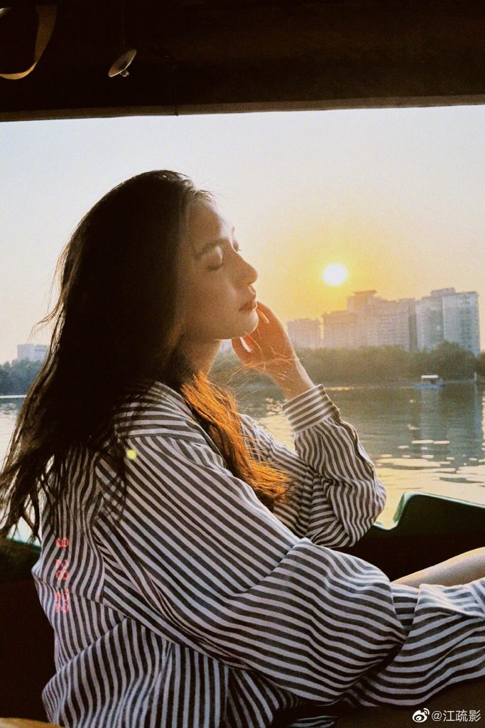悠然自得！江疏影晒出游照 乘船游湖好惬意 