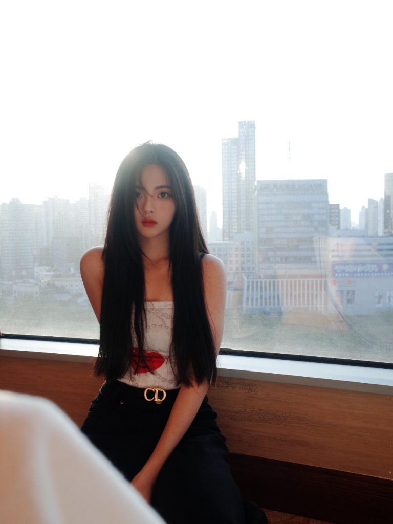 杨超越分享光影下的随拍 回眸瞬间好撩人 