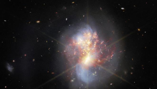 韦伯拍下星系碰撞新图像，揭示出恒星形成画面 