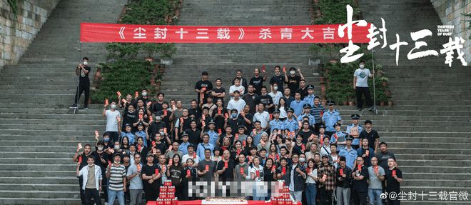 《尘封十三载》杀青 陈晓穿警服手捧鲜花硬朗帅气 