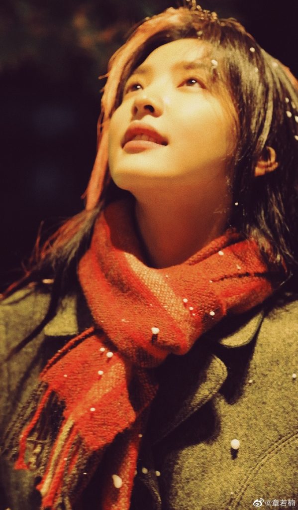  章若楠晒雪景写真 如青春剧女主角温柔可人