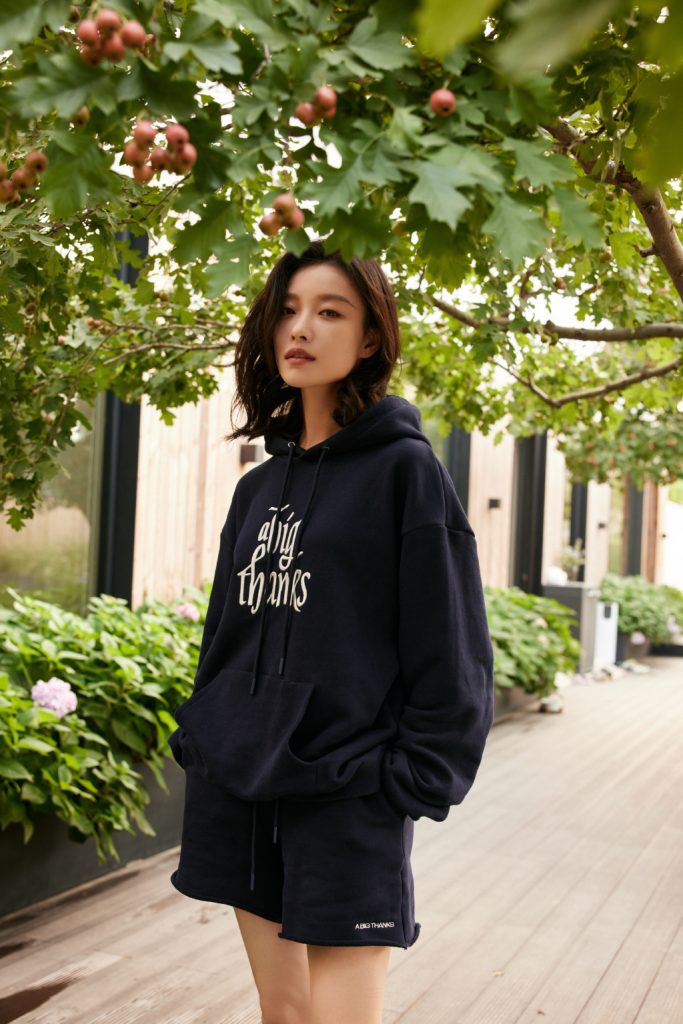 倪妮初秋私服照释出 穿连帽卫衣随性又利落 