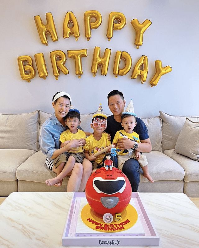 胡杏儿老公晒大儿子庆生照 一家五口拍全家福留念 