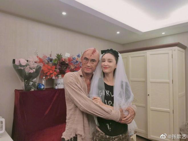 张歆艺甜蜜为袁弘舞台剧打call 胡歌也现身好友演出 