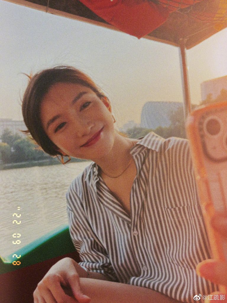 悠然自得！江疏影晒出游照 乘船游湖好惬意 