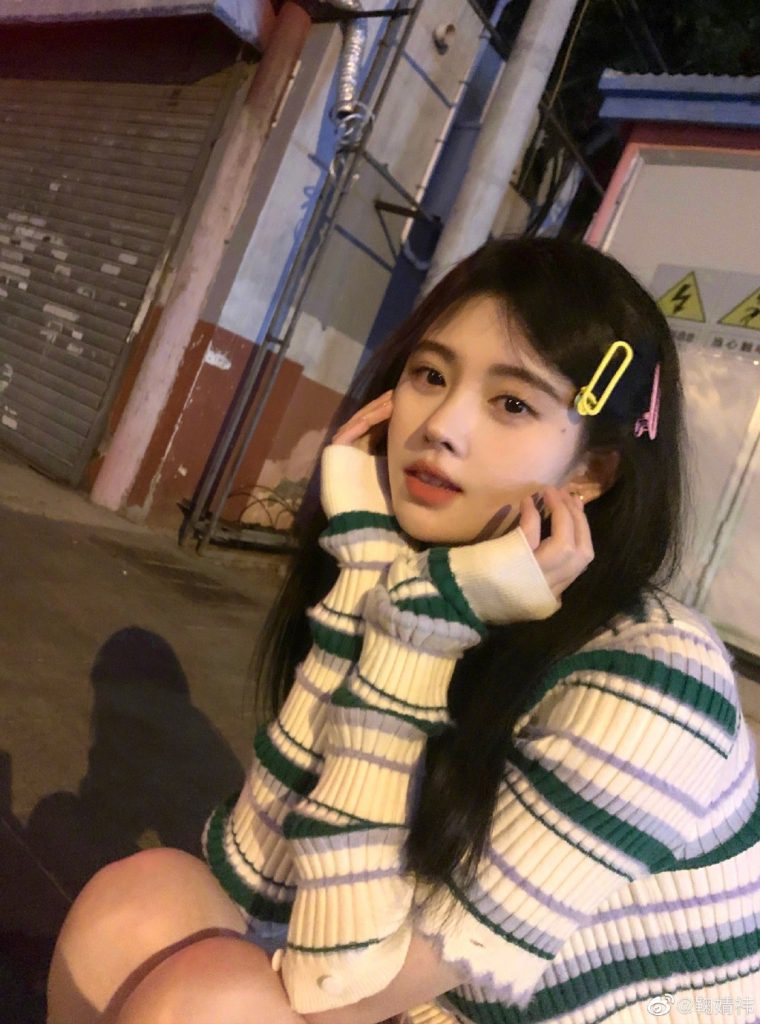 鞠婧祎手拿水蜜桃可爱自拍 笑容甜美动人 