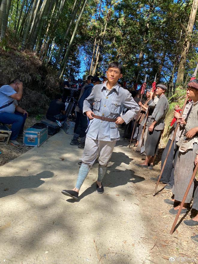 张一山晒《浴血荣光》片场照 扮革命军人无违和感 