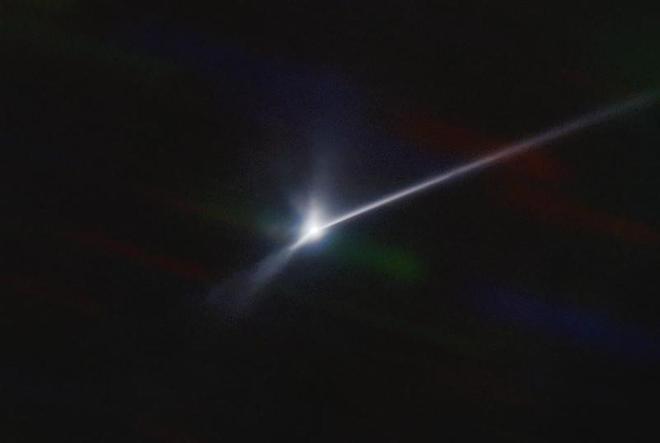 美国撞击的小行星留下超长碎片轨道，约1万公里 